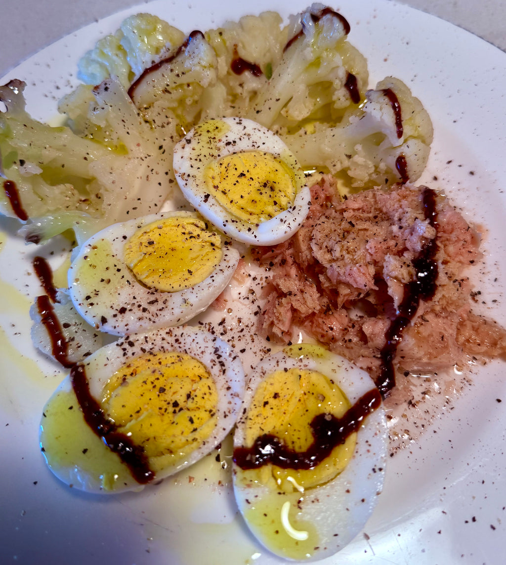 	Low-carb tuna and boiled eggs plate fitness meal
